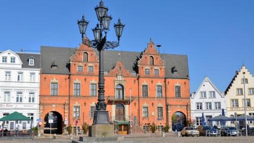 a large brick building with a street light in front of it at Stilbruch Glückstadt in Glückstadt