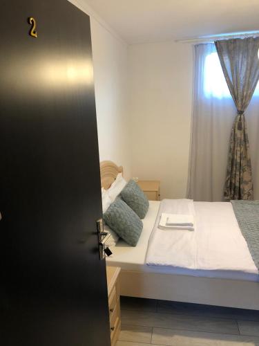 a bedroom with a bed and a window at Casa B&D Residence in Deva
