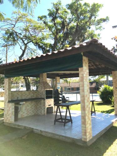 a pavilion with a picnic table and a grill at Casa Chale 10 Florianópolis in Florianópolis