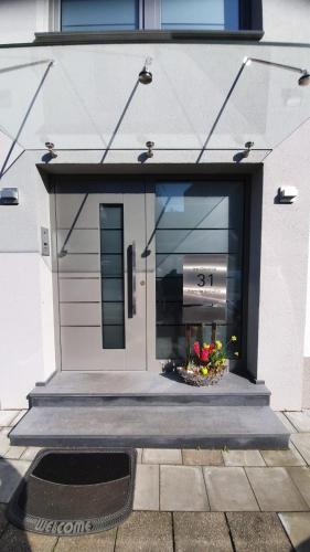アーヘンにあるIm Grüntalの窓の花の入った建物の玄関