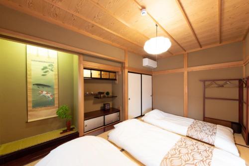 1 Schlafzimmer mit 2 Betten in einem Zimmer in der Unterkunft Takayama - House - Vacation STAY 91768 in Takayama
