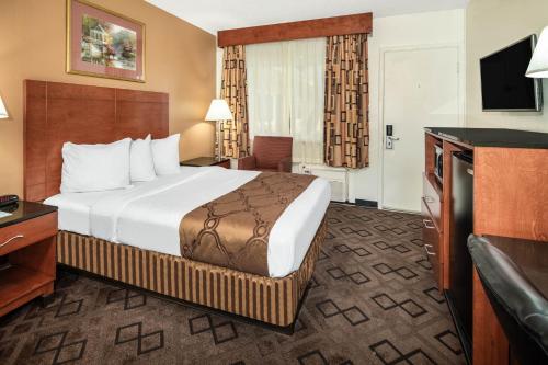 เตียงในห้องที่ Travelodge by Wyndham Burbank-Glendale