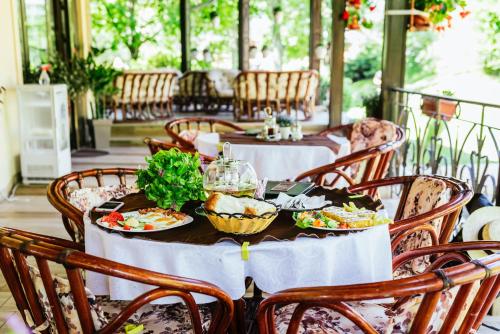 un tavolo con piatti di cibo sopra di ATOS Srebrno jezero - Villa and Restaurant a Veliko Gradište