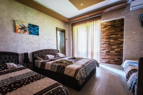 Habitación de hotel con 2 camas y ventana en ATOS Srebrno jezero - Villa and Restaurant, en Veliko Gradiste
