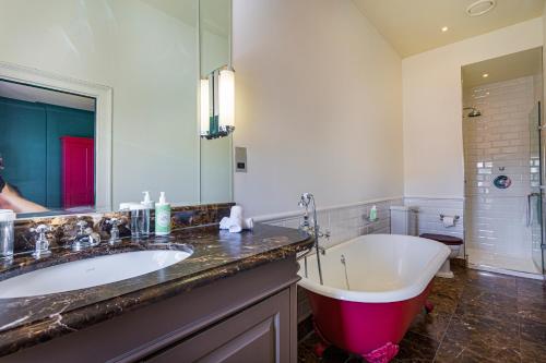 Ein Badezimmer in der Unterkunft The Talbot, Malton, North Yorkshire - The Coaching Inn Group