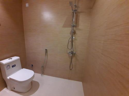 een badkamer met een toilet en een douche bij alhayat star in Wadi ad-Dawasir