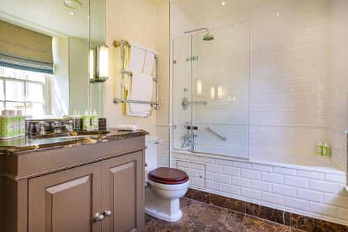 Ein Badezimmer in der Unterkunft The Talbot, Malton, North Yorkshire - The Coaching Inn Group