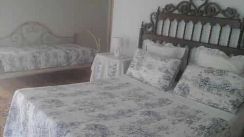1 dormitorio con 2 camas con sábanas azules y blancas en Villa Di Miscio, en SantʼAgata di Puglia