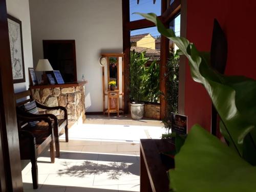 an open door to a living room with a plant at Pousada Naus de Paraty in Paraty