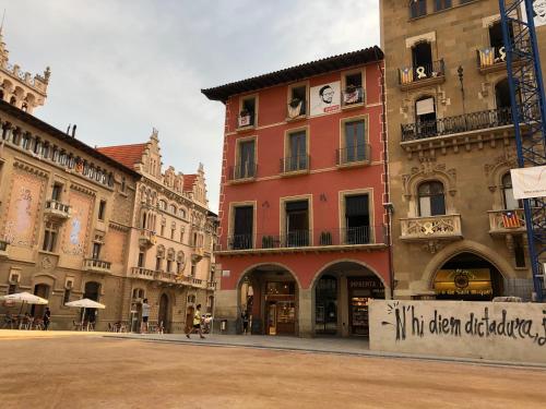 a group of buildings on a city street at Apartaments Vicus 3 con vistas a la Plaza Mayor de Vic in Vic