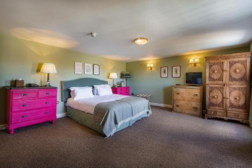 Ein Bett oder Betten in einem Zimmer der Unterkunft The Talbot, Malton, North Yorkshire - The Coaching Inn Group