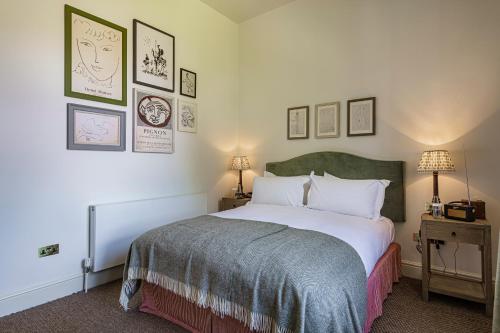Ein Bett oder Betten in einem Zimmer der Unterkunft The Talbot, Malton, North Yorkshire - The Coaching Inn Group