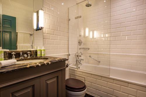 ein Badezimmer mit Waschbecken, Dusche und Badewanne in der Unterkunft The Talbot, Malton, North Yorkshire - The Coaching Inn Group in Malton