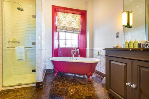 Ein Badezimmer in der Unterkunft The Talbot, Malton, North Yorkshire - The Coaching Inn Group