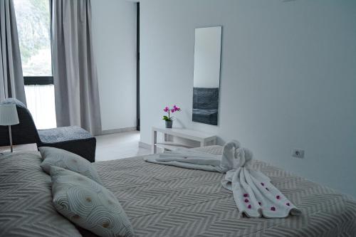 a bedroom with a bed with towels on it at DanySer Suites Vacacionales in Agulo