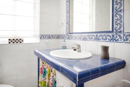 un baño con lavabo y espejo en Alhambra Boqueron 2, en Granada