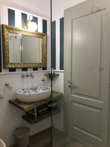 y baño con lavabo y espejo. en B&B Corte Seguini, en Bagnatica