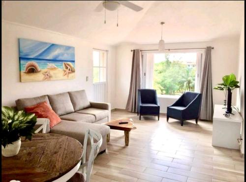 a living room with a couch and a table at Casa Delfìn in Puerto Aventuras