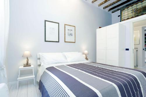 سرير أو أسرّة في غرفة في RomeAsYouLike-Colosseo Experience45
