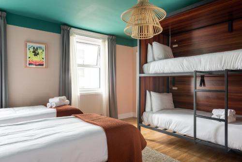 Postel nebo postele na pokoji v ubytování West Beach Hotel Brighton