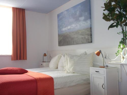 Een bed of bedden in een kamer bij Hotel Hoogland Zandvoort aan Zee