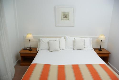 Un pat sau paturi într-o cameră la Loi Suites Esmeralda