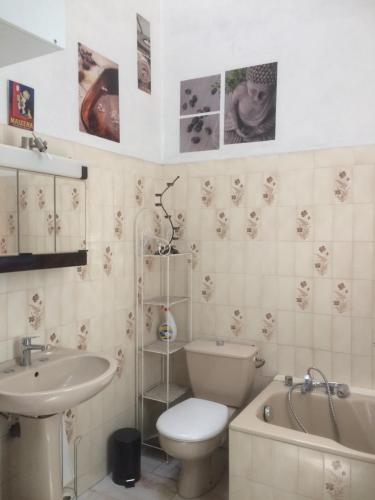 A bathroom at Appartement sur Sommières jusqu'à 6 personnes