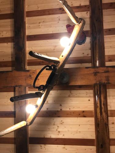 a chandelier hanging from the ceiling of a room at THE DORMOUSE - Il Ghiro in Reusa