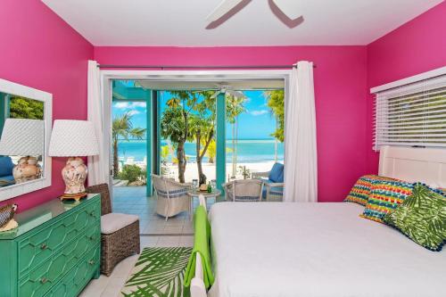 Postel nebo postele na pokoji v ubytování Bit of Heaven by Grand Cayman Villas
