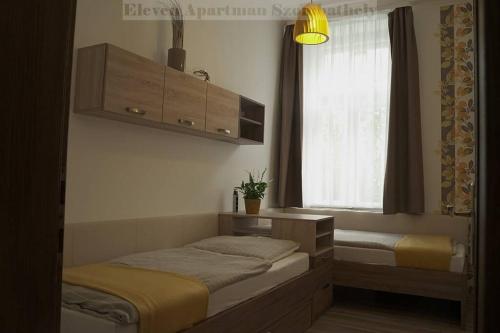 Ένα ή περισσότερα κρεβάτια σε δωμάτιο στο Eleven Apartman