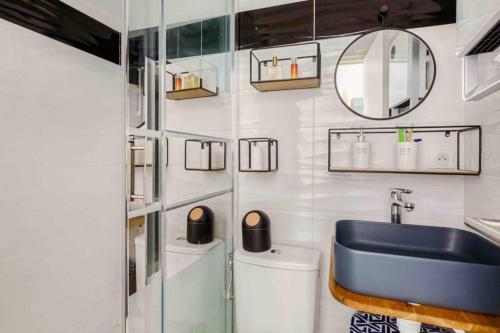 La salle de bains est pourvue d'un lavabo, de toilettes et d'un miroir. dans l'établissement Le Vallombrosa T2, à Cannes