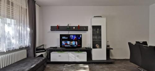 En TV eller et underholdningssystem på 3 Zimmer Wohnung Köln-Hürth
