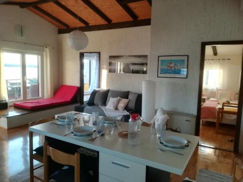 Gallery image of Apartment Vlatkica - 10m from beach in Maslenica