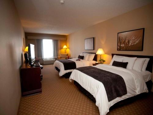 מיטה או מיטות בחדר ב-Town & Country Inn and Suites