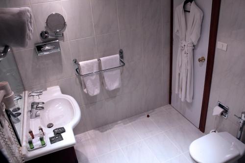 Bilik mandi di Plaza Hotel Beirut