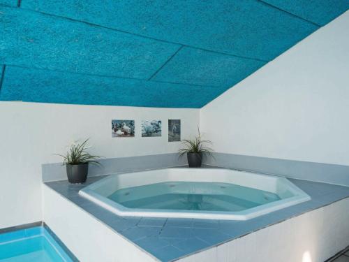 eine große Badewanne mit blauer Decke in der Unterkunft 10 person holiday home in Ebeltoft in Ebeltoft