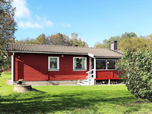 Vessigebroにある4 person holiday home in VESSIGEBROの緑の庭のある畑の赤い家