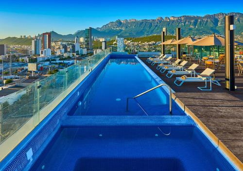 Kolam renang di atau dekat dengan Radisson Hotel Monterrey San Jeronimo