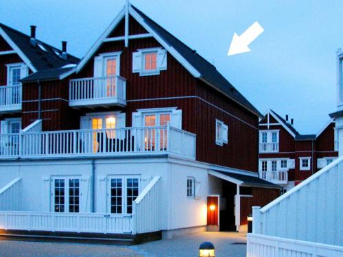 Una casa grande con un gran balcón en el lateral. en 6 person holiday home in Bagenkop, en Bagenkop