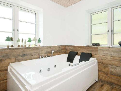 Koupelna v ubytování 10 person holiday home in Glesborg
