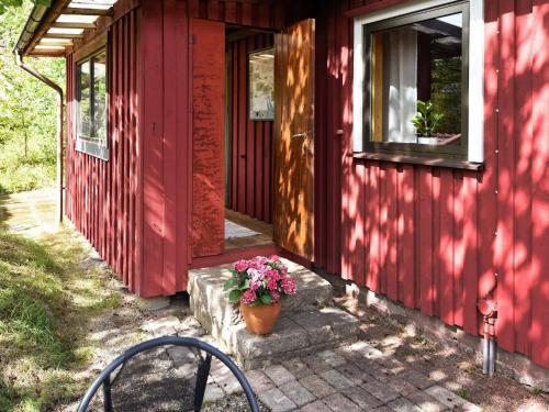 Brastadにある4 person holiday home in Brastadの鉢植えの赤い家