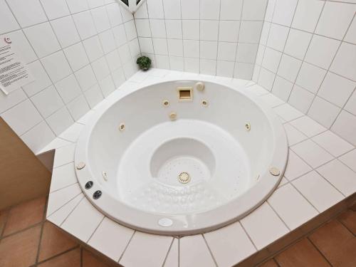 Nørre Nebelにある8 person holiday home in N rre Nebelの白いタイル張りの部屋の白いトイレ