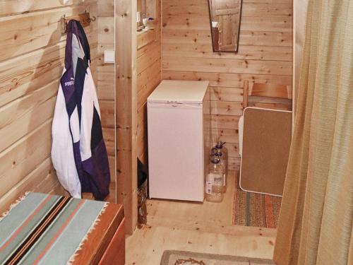 baño de madera con nevera y aseo en Two-Bedroom Holiday home in Brekke, en Dingja