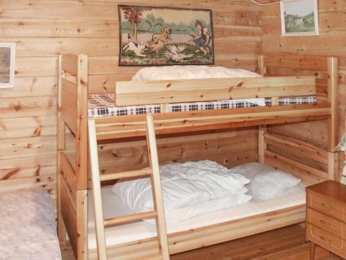 1 dormitorio con 2 literas en una cabaña de madera en Two-Bedroom Holiday home in Brekke, en Dingja
