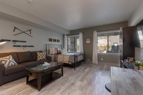un soggiorno con un divano e un tavolo di Slopeside by Summit County Mountain Retreats a Keystone