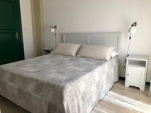 a bedroom with a bed and two lamps and a table at Cosmopolitan Palermo in Palermo