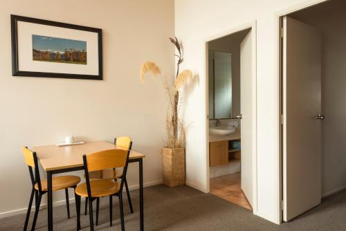 a dining room with a table and chairs at Glenfern Villas in Franz Josef