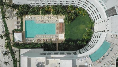 an overhead view of a resort with a swimming pool at Izla Beach Front Hotel in Isla Mujeres
