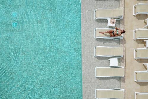 Bazén v ubytování Izla Beach Front Hotel nebo v jeho okolí