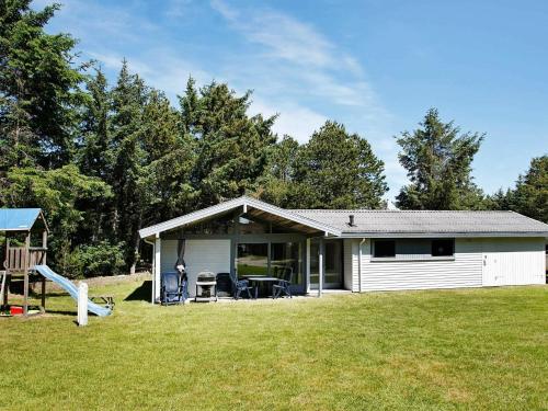 ロッケンにある6 person holiday home in L kkenの庭に遊び場がある小さな白い家